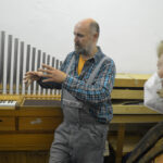 Tobias Reinhardt erklärt den Orgelbau
