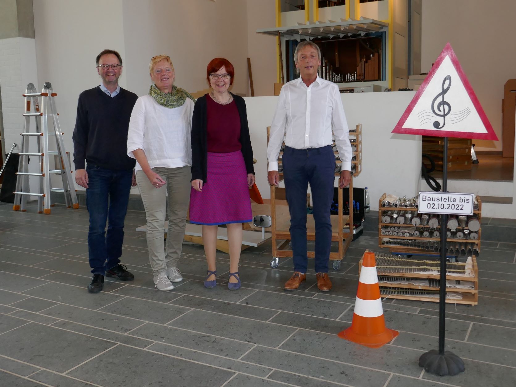 Quelle: Orgelbauverein Herzogenaurach (2022) Von links: Dr. Gerald Fink (Kantor Ev.-luth. Kirchengemeinde Herzogenaurach), Christiane Krautwurst (Ev.-luth. LukasGemeinde Bubenreuth, Kirchenvorstand und Orgelbauverein), Pfarrerin Christiane Stahlmann (Ev.-luth. LukasGemeinde Bubenreuth), Pfarrer Oliver Schürrle (Ev.-luth. Kirchengemeinde Herzogenaurach)