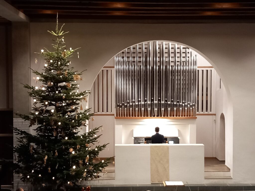 Orgel und Weihnachtsbaum in der ev.-luth. Kirche Herzogenaurach