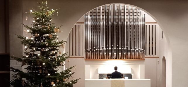 Orgel und Weihnachtsbaum in der ev.-luth. Kirche Herzogenaurach